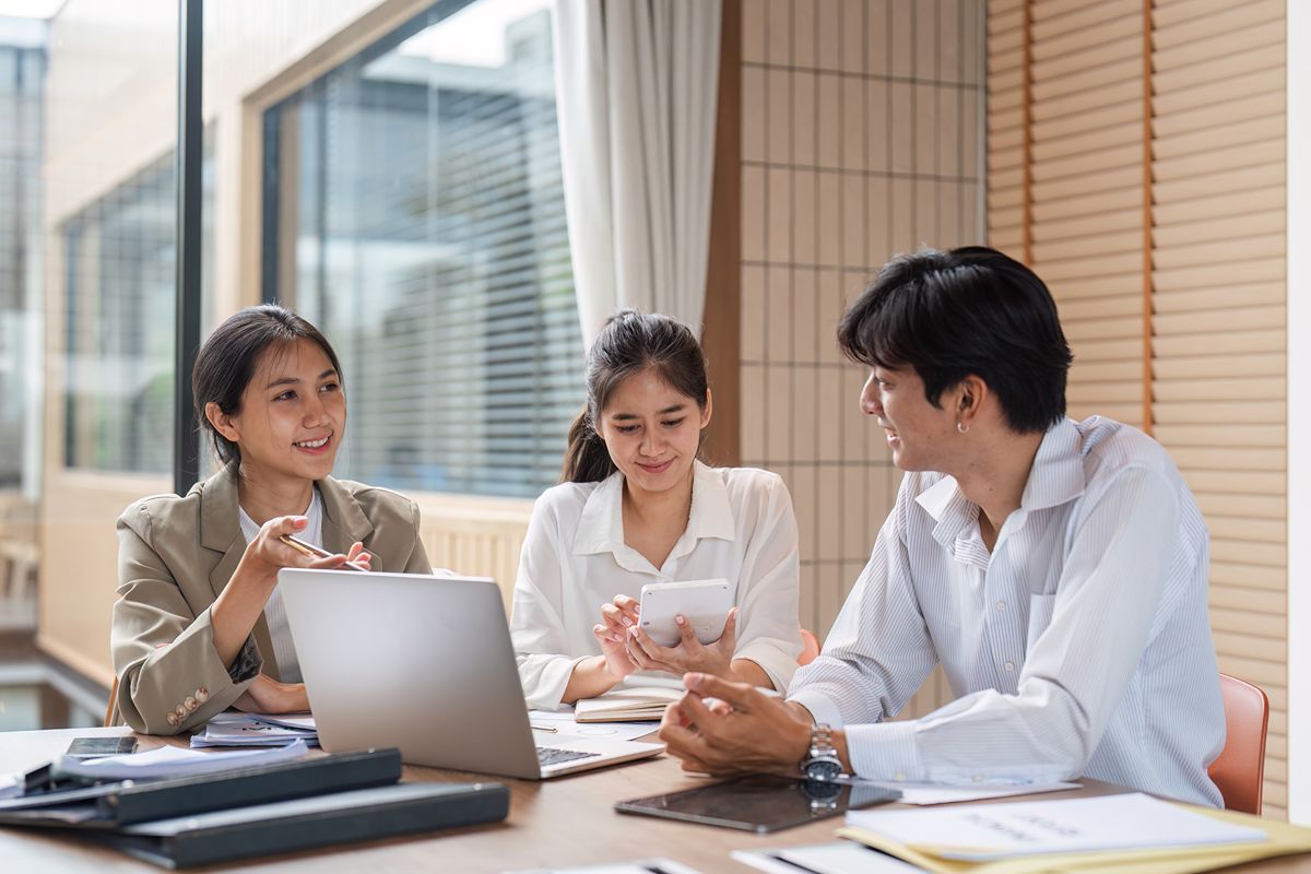 Business team discussing executive employer branding and leadership value proposition in a meeting